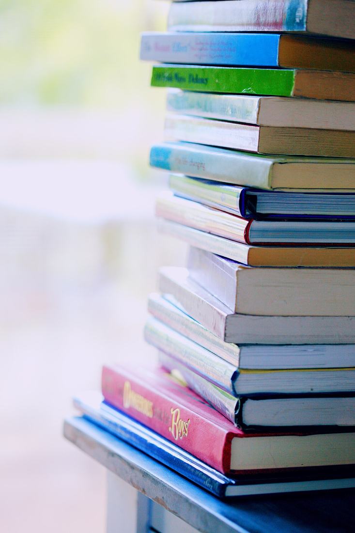 Pilha de livros coloridos