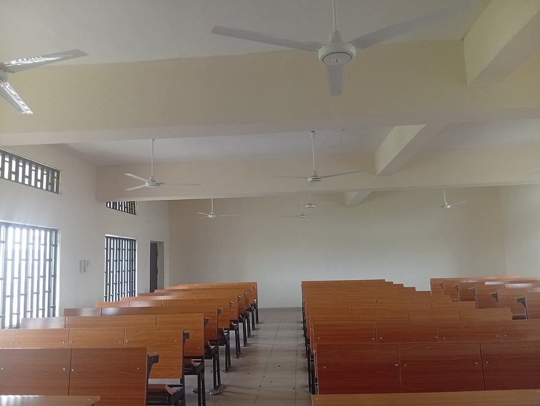 Fileiras de carteiras vazias em sala de aula