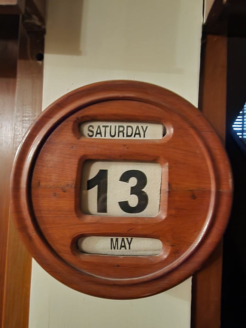 Calendário de madeira com dia, mês e dia da semana
