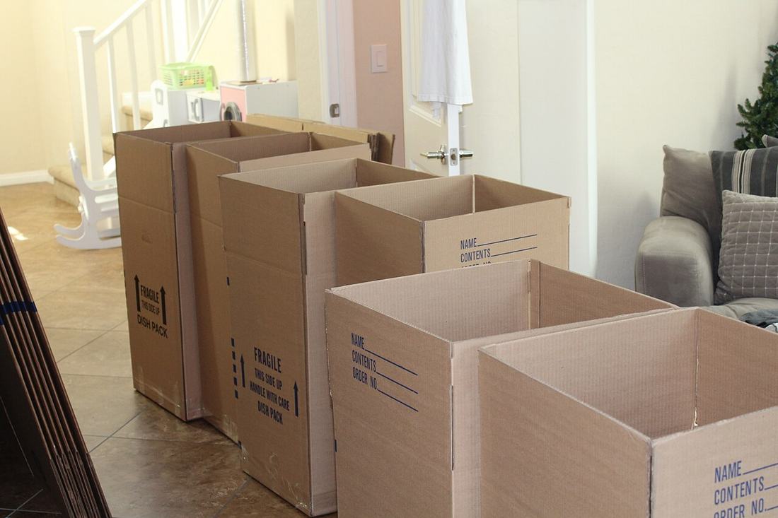 Caixas de papelão de mudança em uma sala